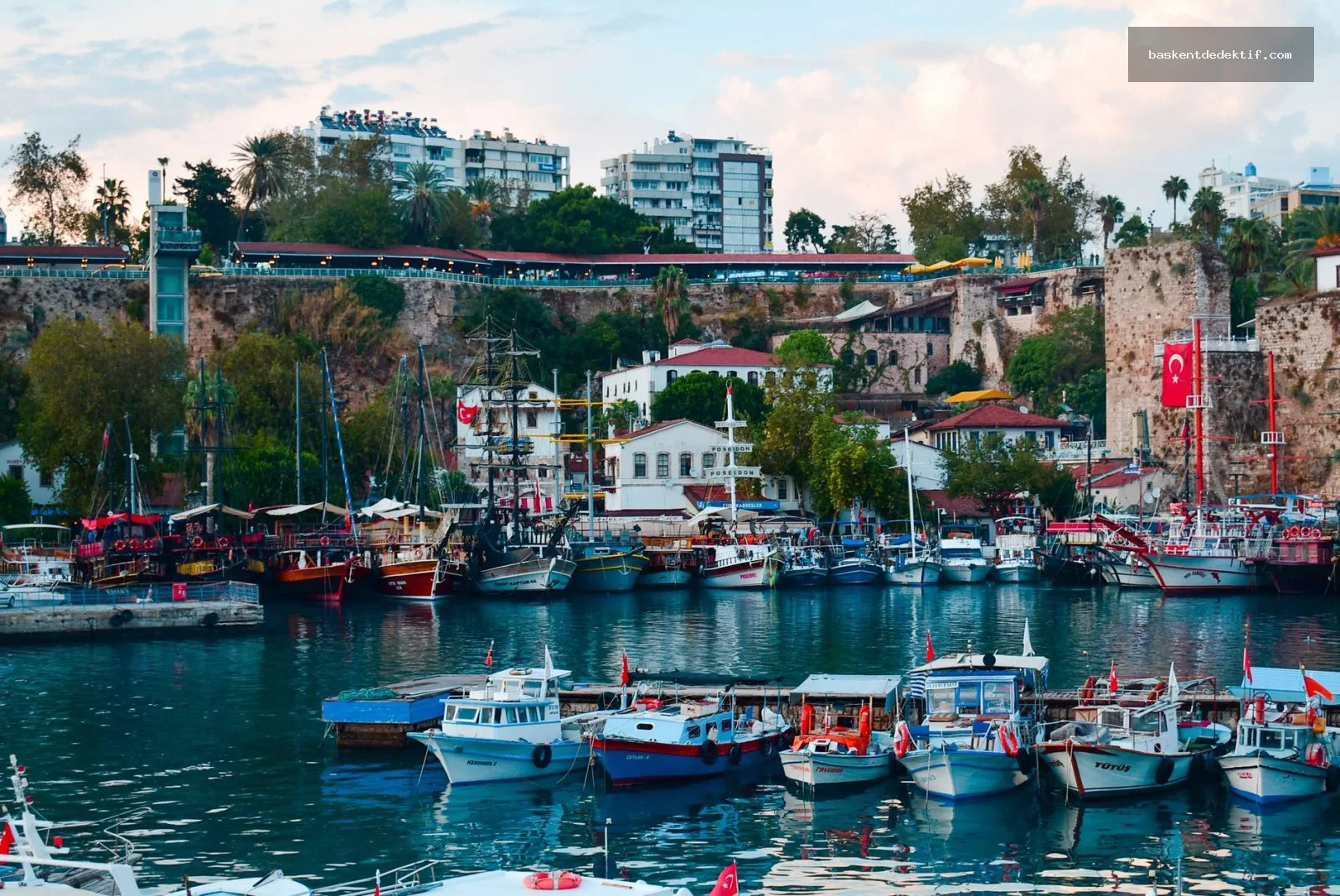 Edremit Dedektif: Bölgenizde Güvenilir Araştırma Hizmetleri 3 Antalya limanında gemiler ve Balıkesir Edremit Dedektif’in deniz kenarında araştırması