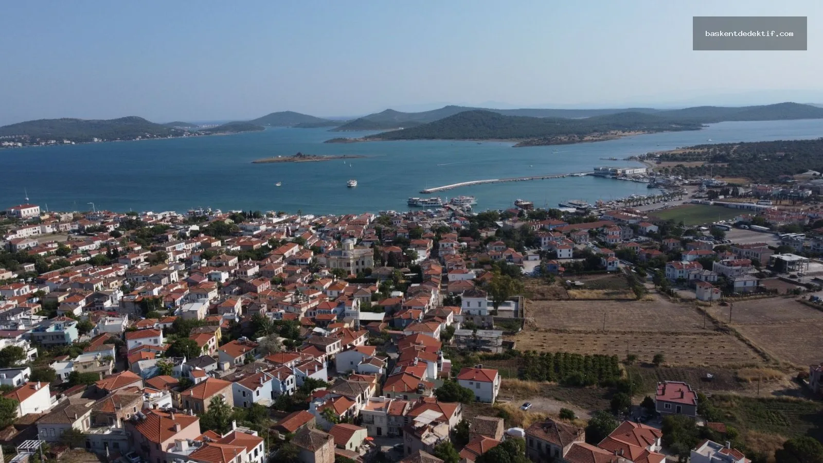 Ayvalık'ın deniz kenarındaki görkemli manzarası ve Edremit dedektif'in gizemli araba ile deniz