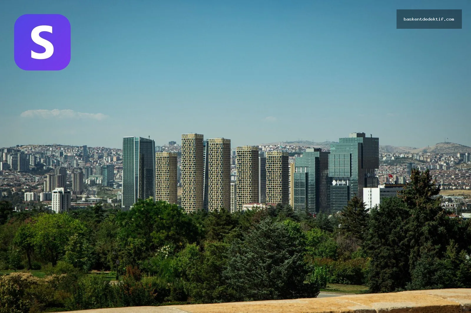 Eş Takibi Ankara: Mahremiyeti Koruyarak Doğru Adımları Atın 3 Ankara Fiziki Takip temalı modern şehir silueti ve yeşillik