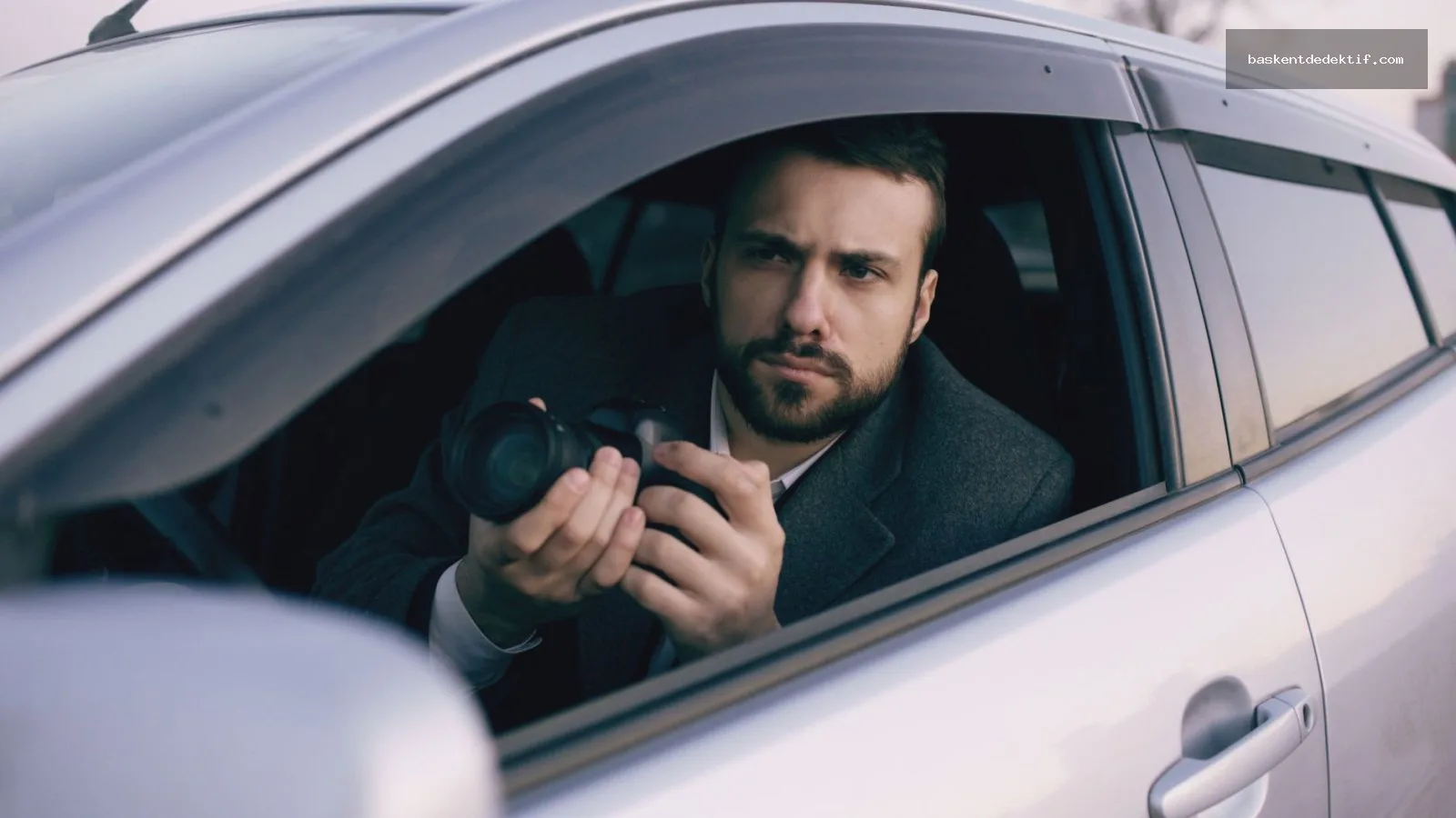 Arabada eş takip için gizlice fotoğraf çeken adam