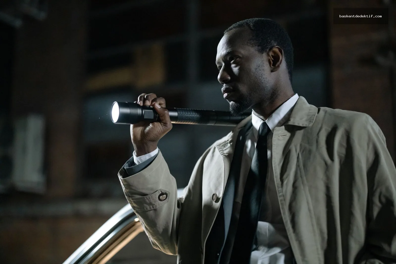 Gece vakti fener tutan Eyyübiye dedektif profesyonel araştırma yapıyor