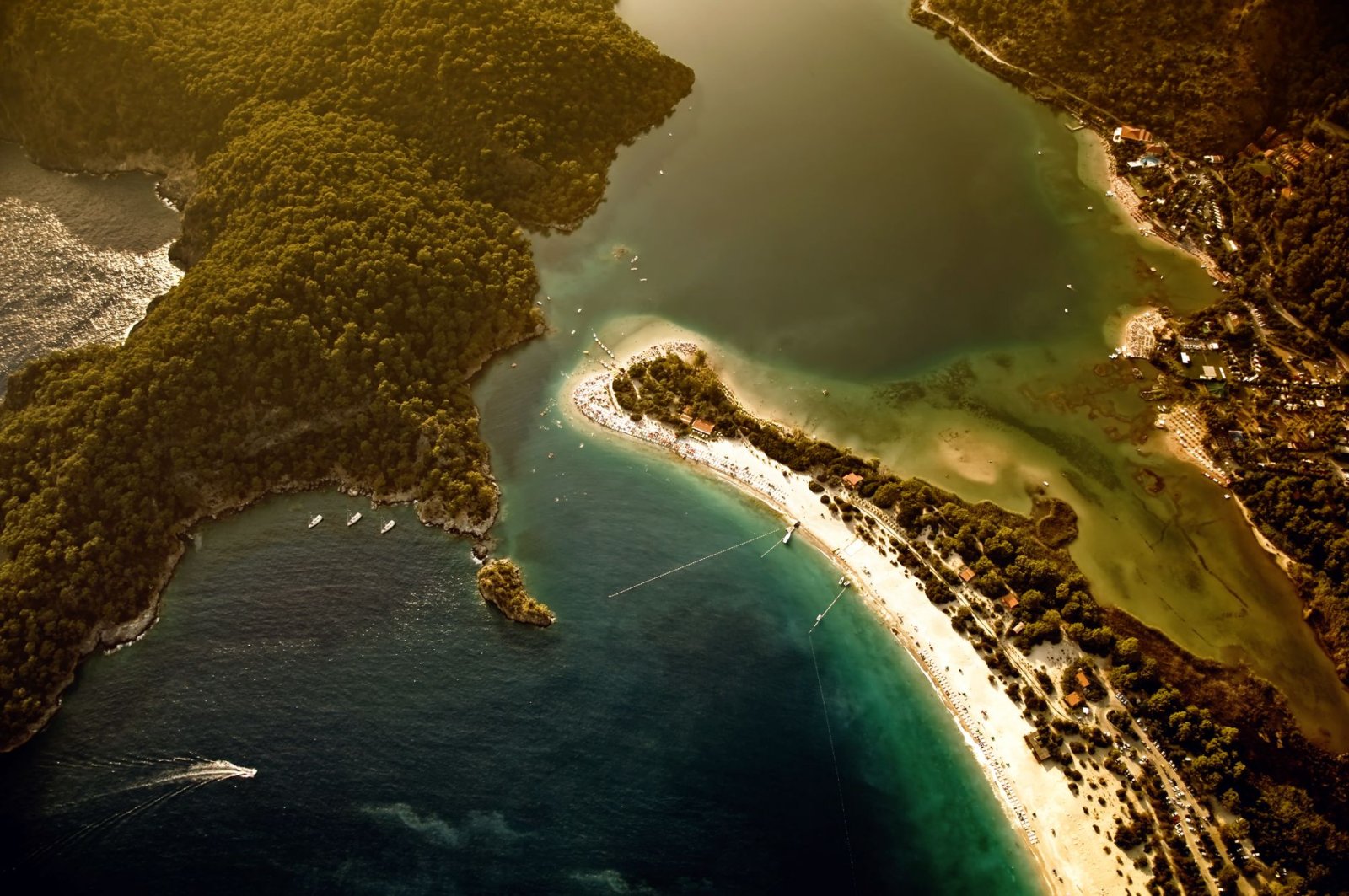 Fethiye’de Gizli Gerçekleri Keşfedin: Özel Dedektif Hizmetleriyle Şehrin Sessiz Sırlarını Açığa Çıkarın 3 Fethiye Özel Dedektif Fethiye’de deniz kenarında gizli belgeleri inceleyen özel dedektif