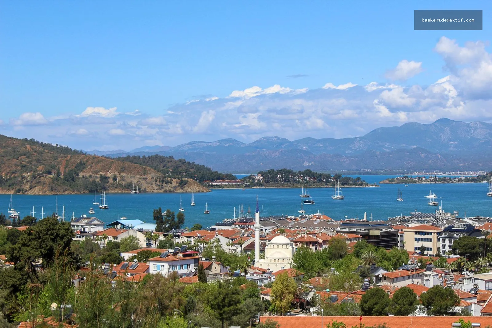 Fethiye’nin deniz kenarı ve tarihi limanını görüntüleyen Muğla Fethiye dedektif aydınlatma deneyimi