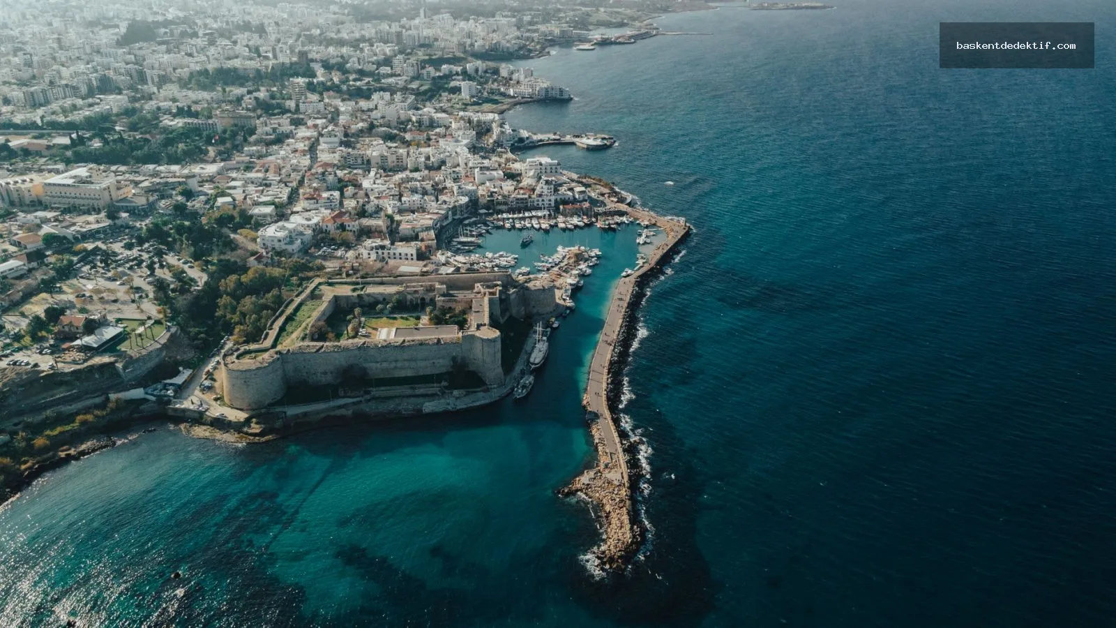 Girne Dedektif Arayışında İlk Görüşmeden Sonuca: Bilmeniz Gerekenler 2 Girne Dedektif, kale ve marina manzaralı sokaklarda