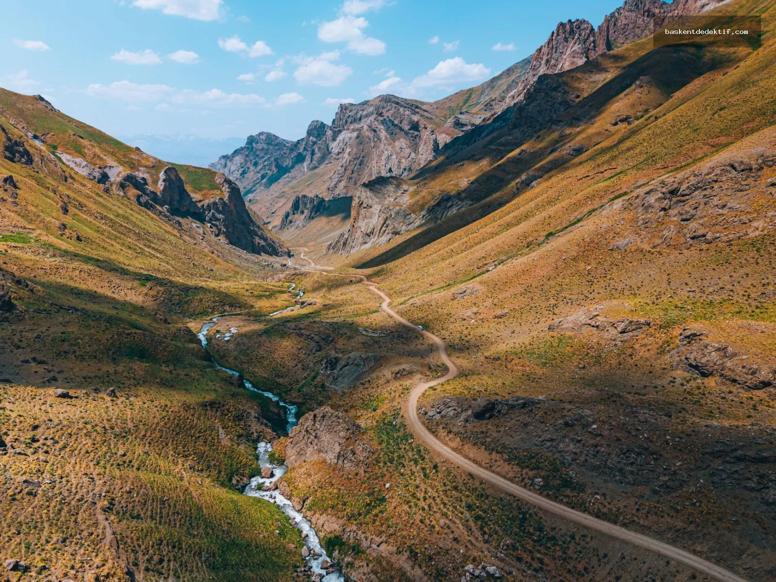 Hakkari Dedektif, dağlık manzara ve vadi