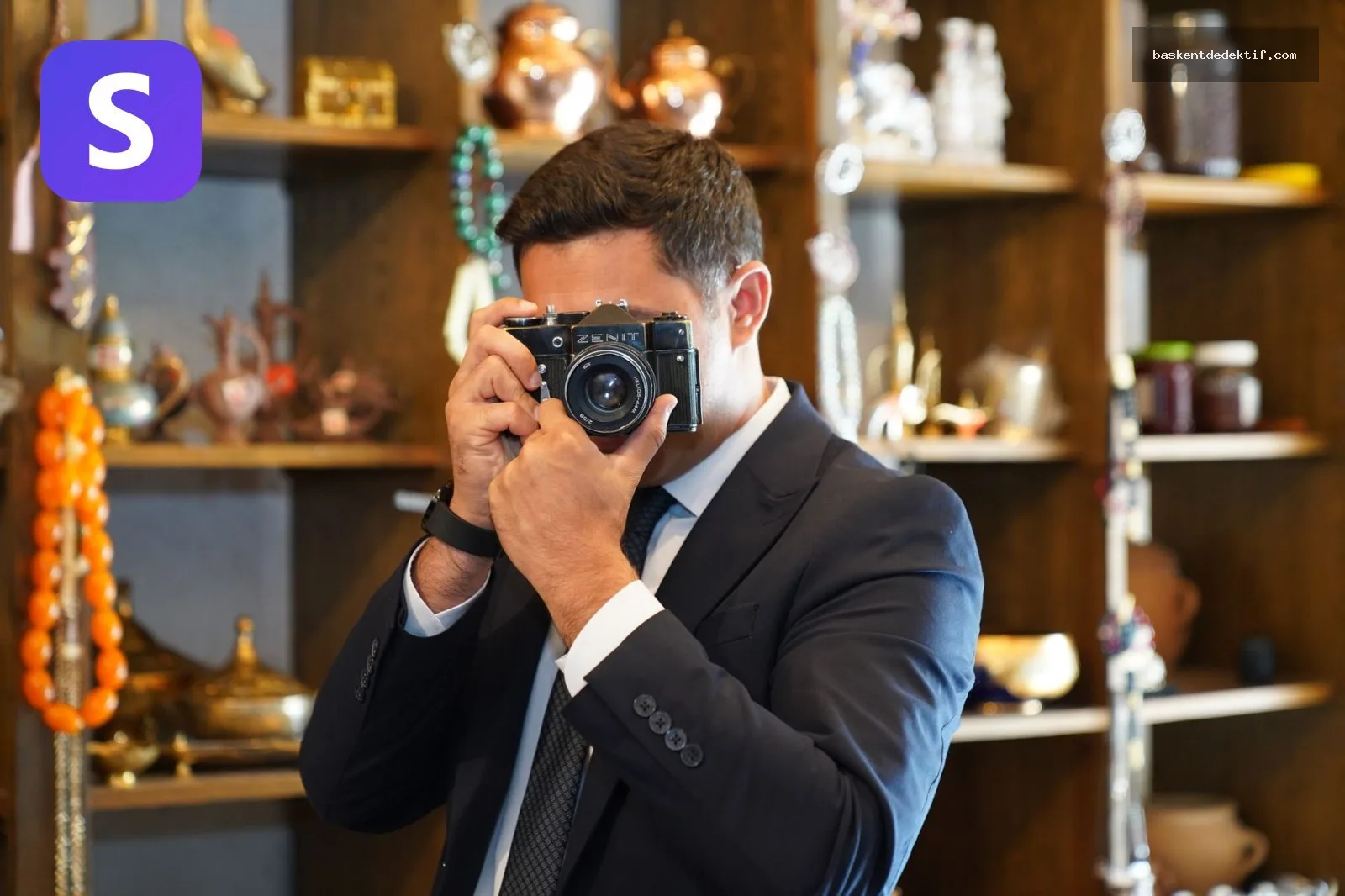 Arnavutköy Dedektif Desteğinde HTS Kaydı Ne Anlatır? 3 İstanbul Arnavutköy dedektif tarihi dükkanda antika fotoğraf makinesi kullanıyor