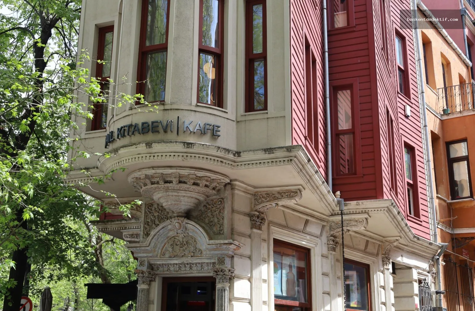 Dedektif İlkadım Detektif İlkadım İstanbul’un süslenmiş kahvehanesinde derinlemesine araştırmalar yapıyor