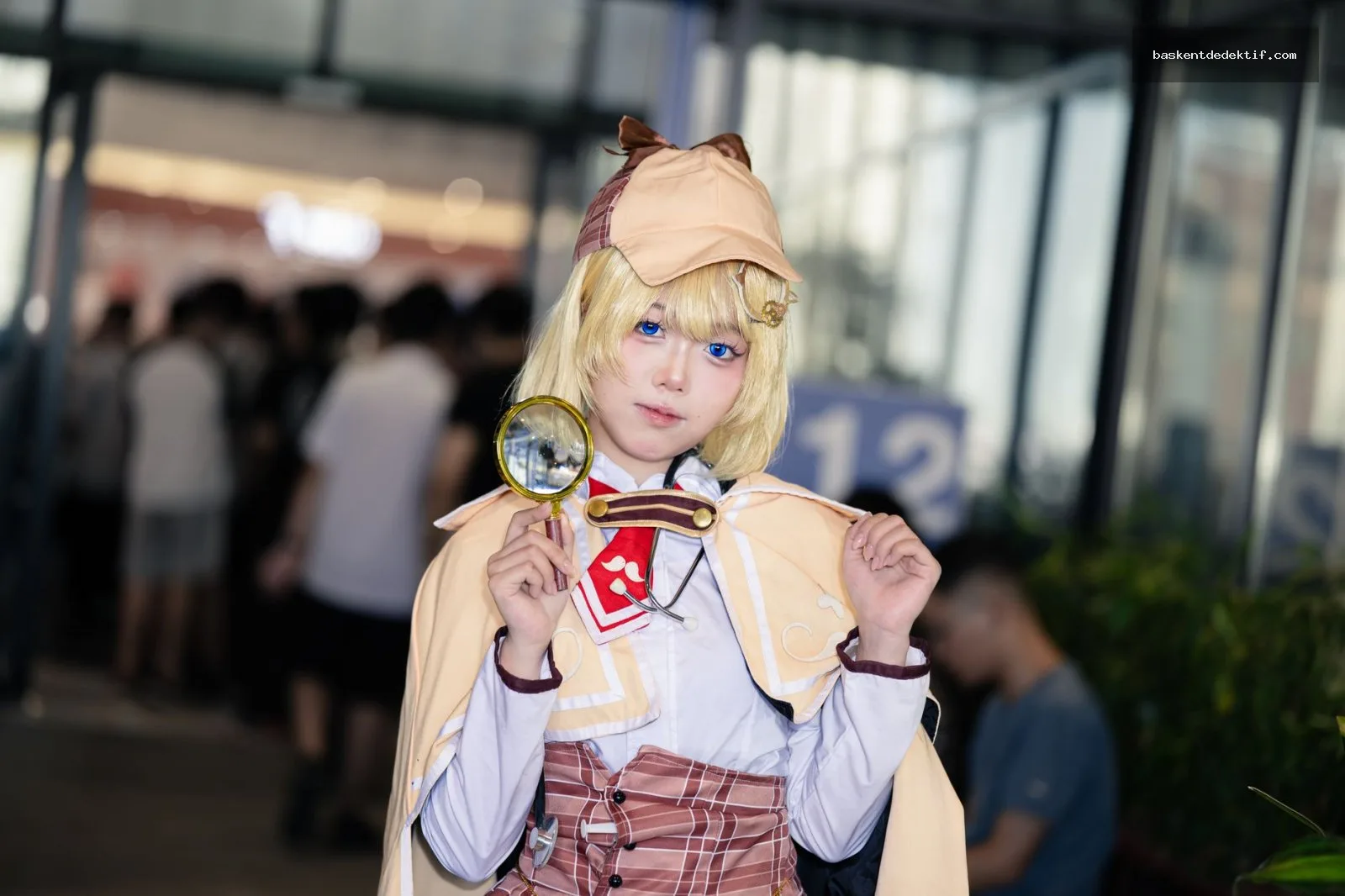 İlkadım Dedektif: Samsun’un Gizli Gerçeklerini Profesyonel Araştırmalarla Keşfedin 2 İlkadım Dedektif kostümüyle detektif maske ve mikroskobuyla cosplay yapan katılımcı