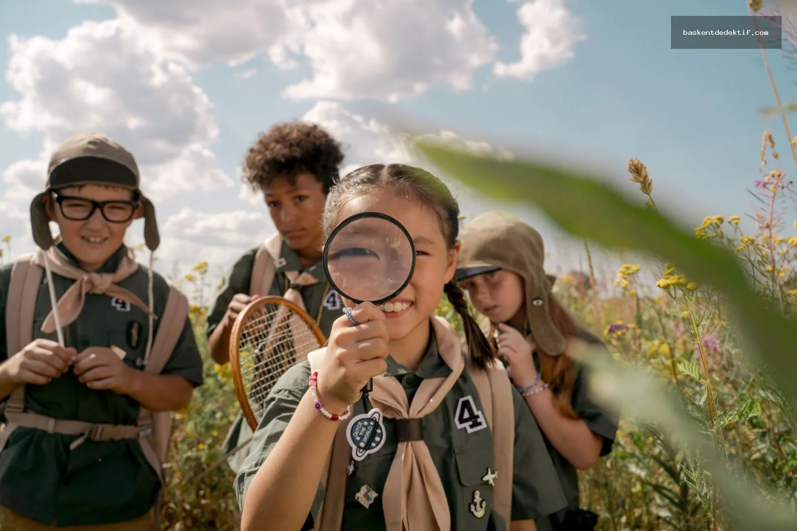 İstanbul Adalar Dedektif: Adalar’ın İzole Yapısında Profesyonel Araştırma 3 Adalar Dedektif ekibi harita üzerinde inceleme yapan meraklı çocuklar