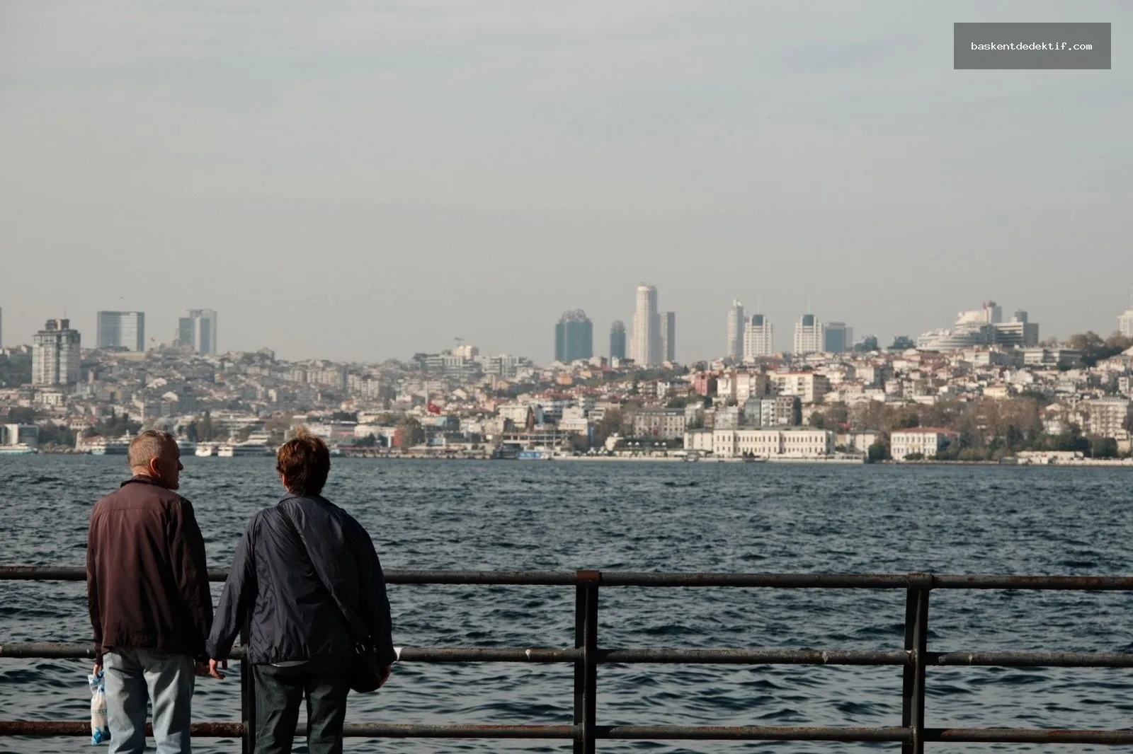 Kadıköy Dedektif: İstanbul'un Gizemlerini Çözme Sanatı 3 Kadıköy Eş Takibi ile İstanbul manzarasında romantik bir an