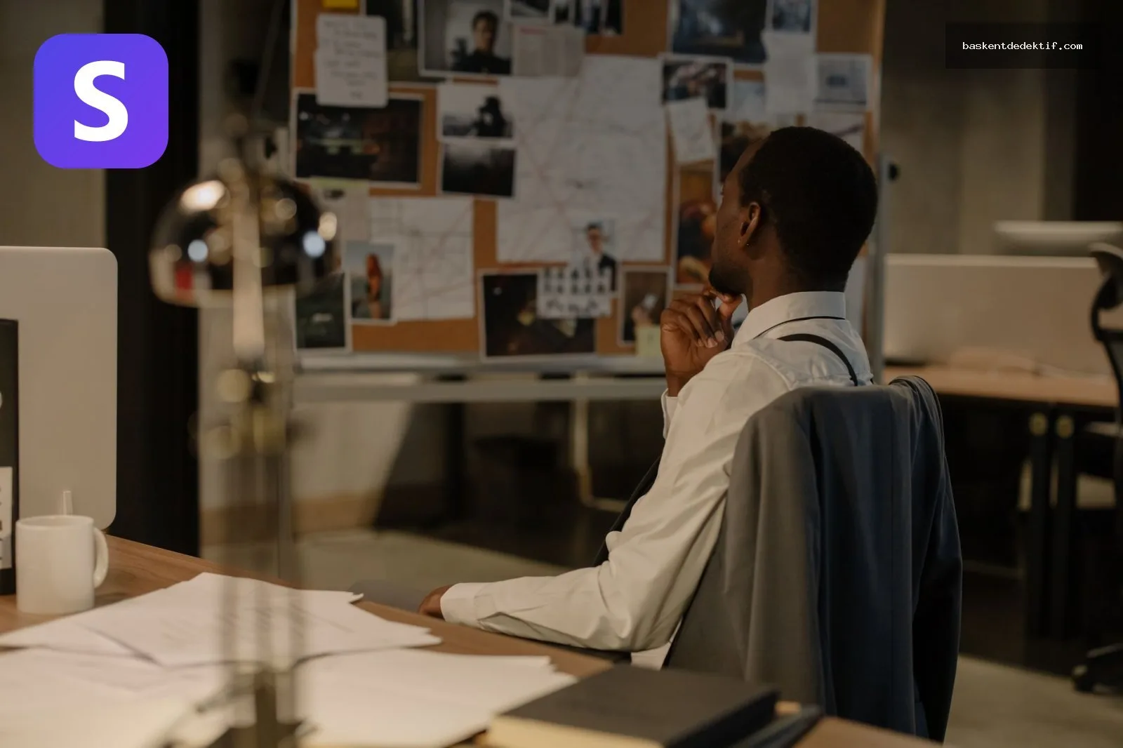 İstanbul Özel Şile Dedektif: Kuyu Açma ve Su Bulma İddialarını İnceleyin 3 Şile dedektif delil panosu önünde büyüteçle ipucu arıyor