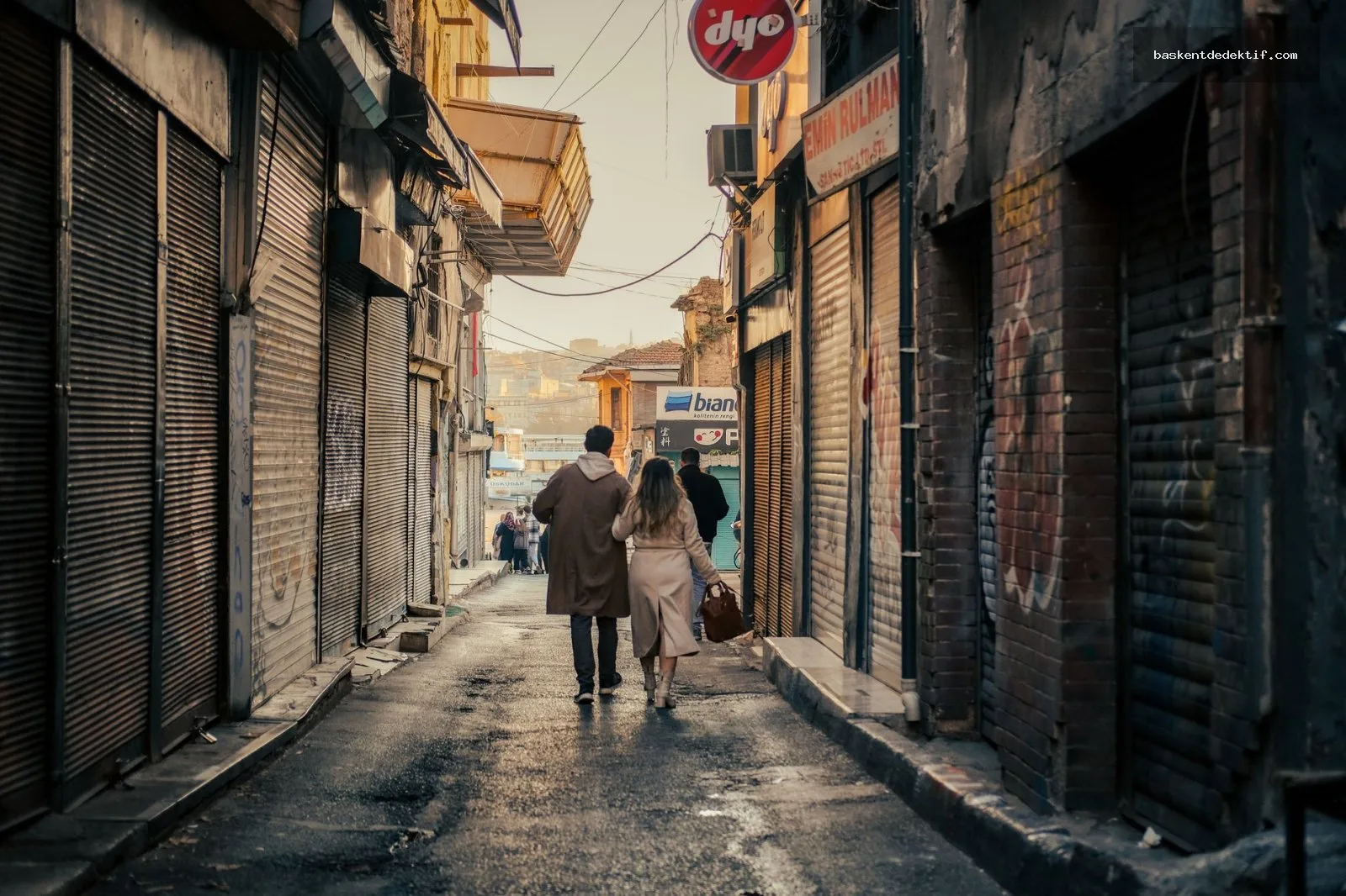 İzmit’te Güvenilir Bir Dedektif Bulmak: Profesyonel Araştırmalarla Güvenli Yaşamınızı Koruyun 3 İzmit’te gizli eş takibi izleyen profesyonel dedektifler arka planında kapalı mağazalar arasında