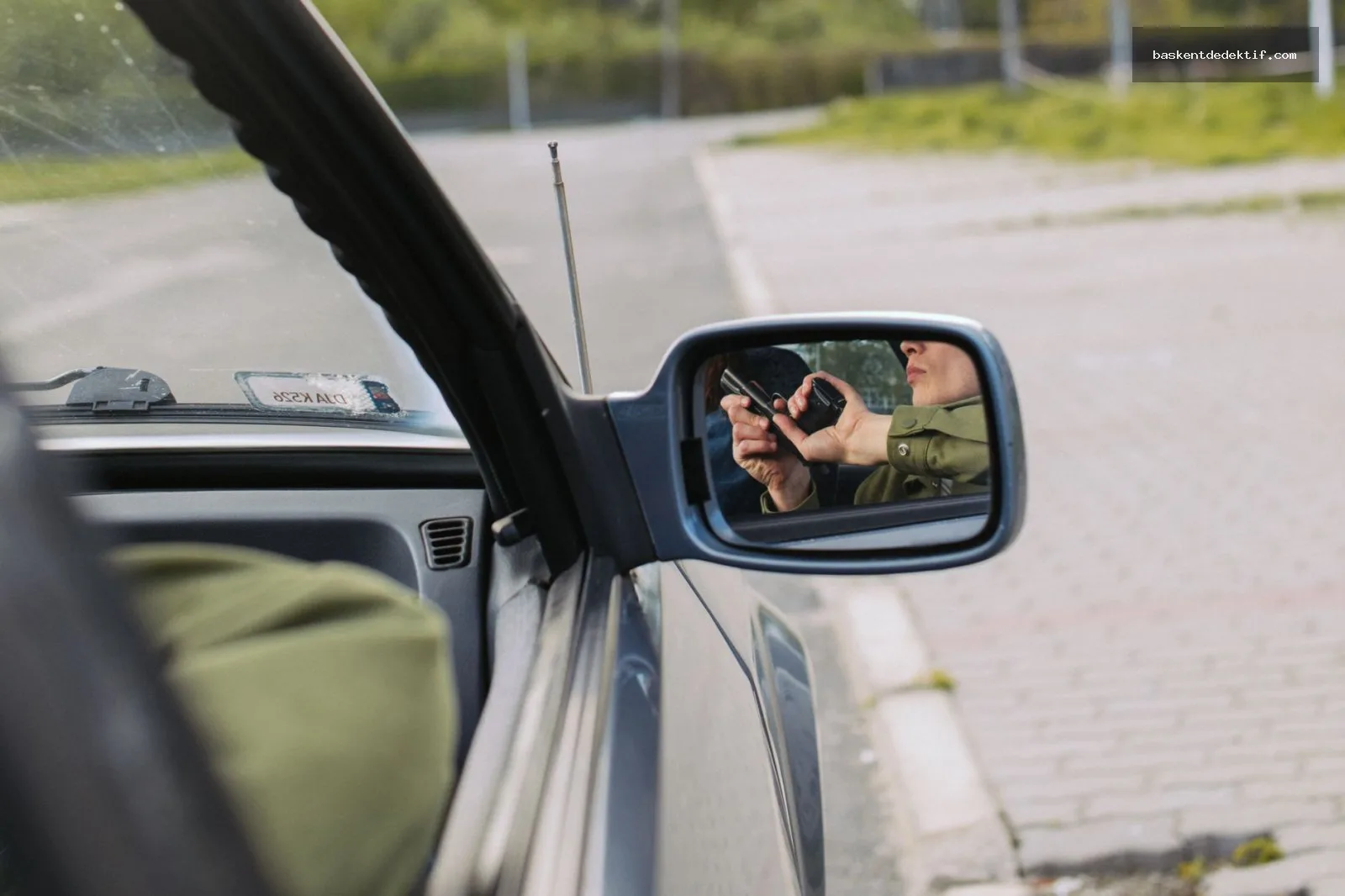 Kocaeli İzmit dedektifin gizemli bir vakayı inceleyen detektif görüntüsü