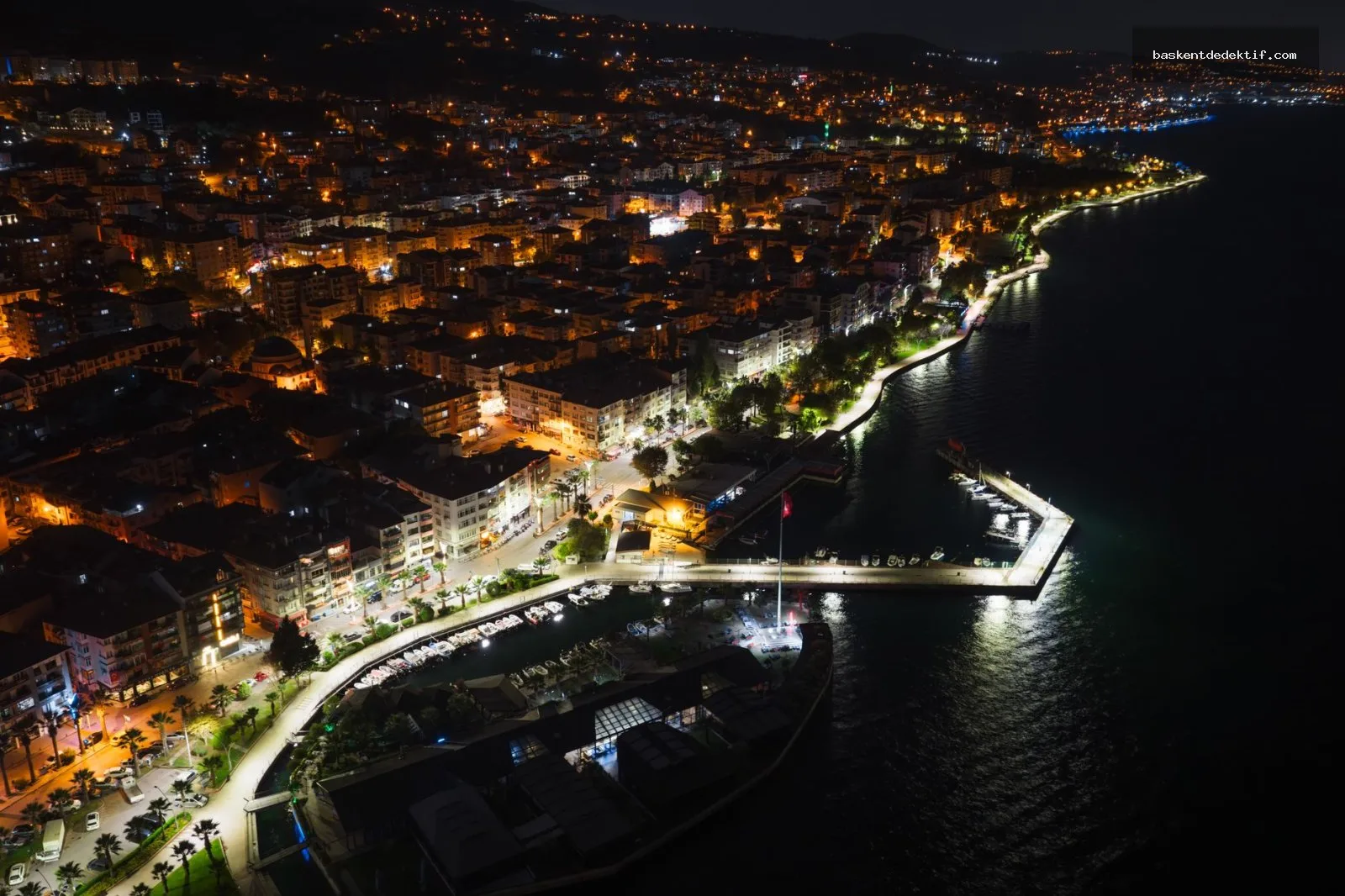 İzmit Eş Takibi Dedektif gece manzarasında araştırma yapıyor