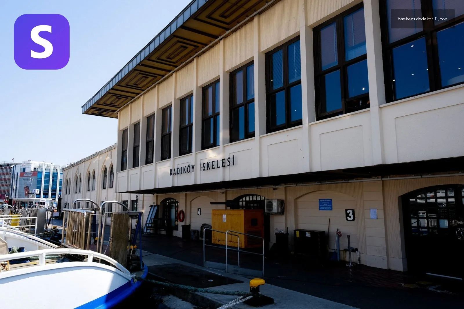 Kadıköy İskelesi önünde duran profesyonel Kadıköy Dedektif