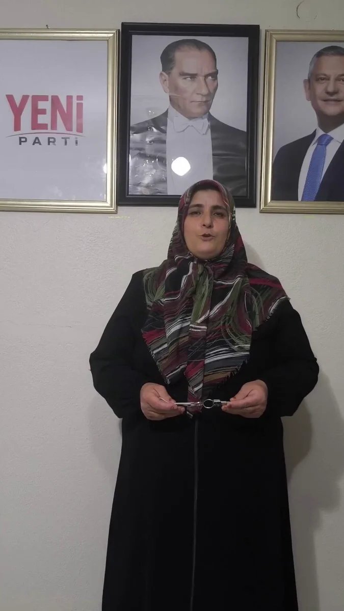 Afşin Dedektif bürosunda büyüteçle çalışan özel dedektif masası