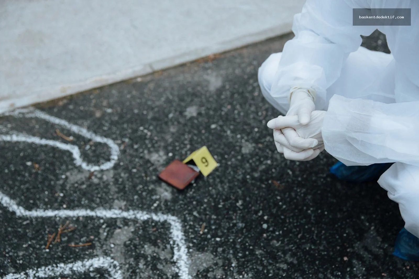 Maraş Dedektif’in detektif kıyafetiyle şüphelilerin gizemlerini çözürken şehre bakışı