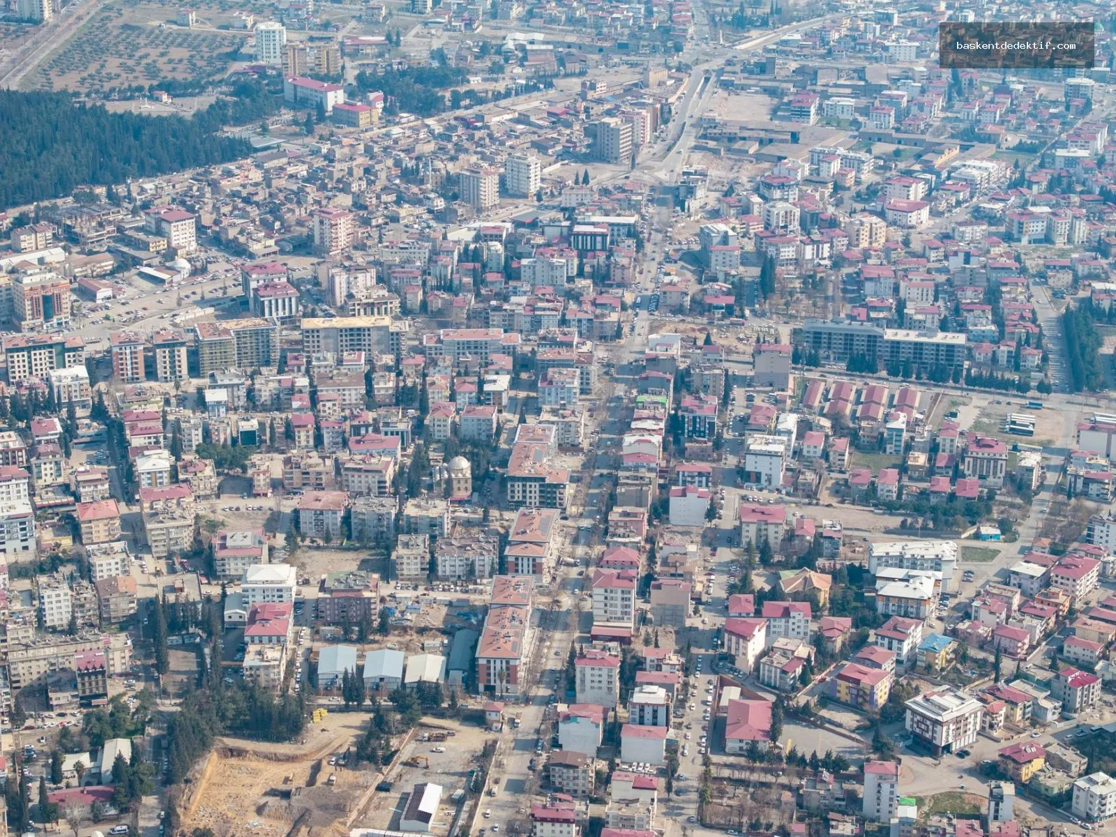 Kahramanmaraş’ta Sessiz Gerçekleri Açığa Çıkaran Dedektif: Maraş’ın Sırlarını Profesyonel Bir Şekilde Keşfedin 2 Kahramanmaraş şehrinin geniş havadan görüntüsü ve dedektifin şehre bakışıyla sakin bir an