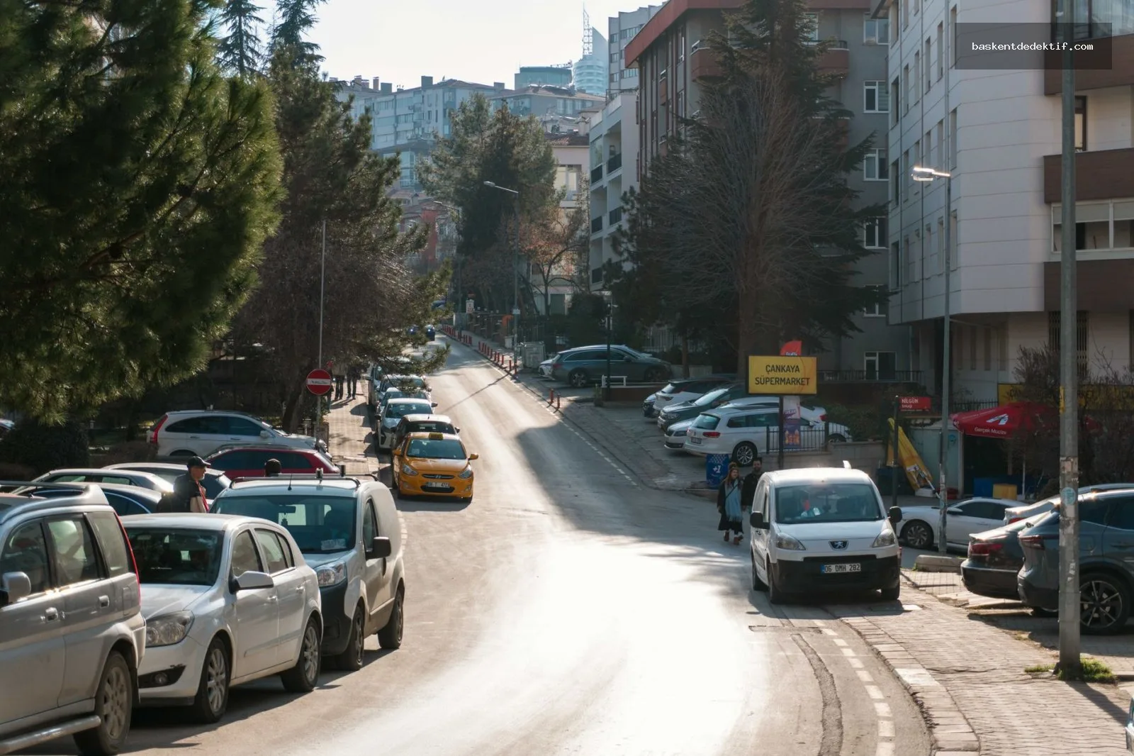 Kahramanmaraş Merkez Dedektif: Şehrin Sırlarınızı Güvenli ve Etik Araştırmalarla Keşfedin 3 Ankara'nın sakin evler önünde güneşli bir sokakta duran araçlar ve ağaçlar