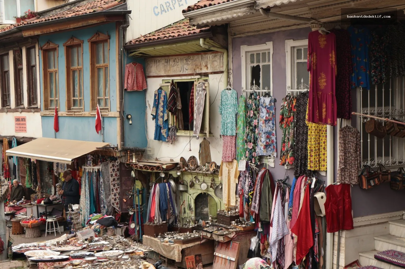 Dedektif Kuzeykent Kuzeykent pazarında dedektif Türk geleneksel kıyafetinde gizemli bir keşif yapıyor