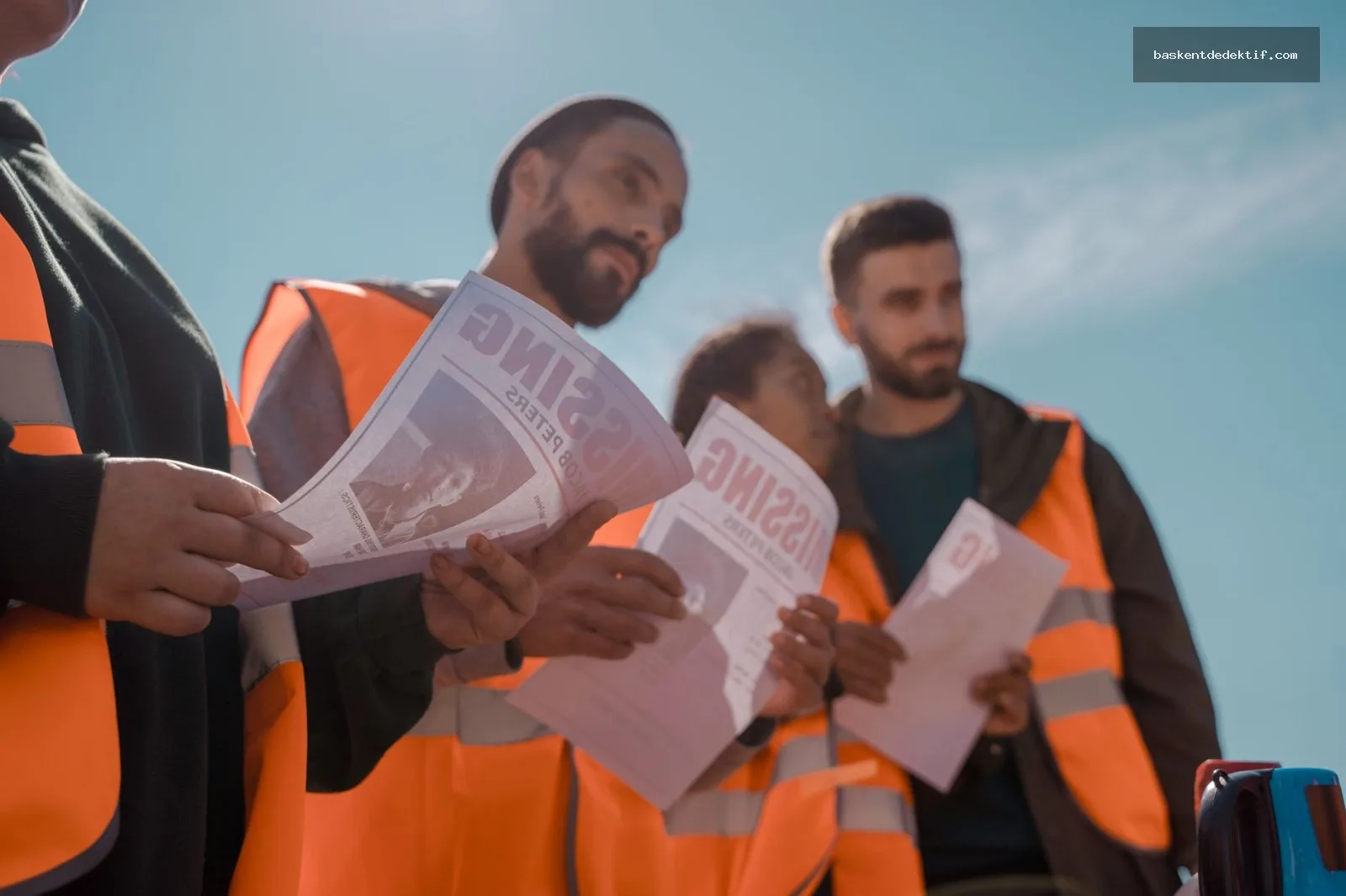 Kayıp Şahıs Tespiti Nasıl Yapılır, gönüllüler broşür dağıtıyor