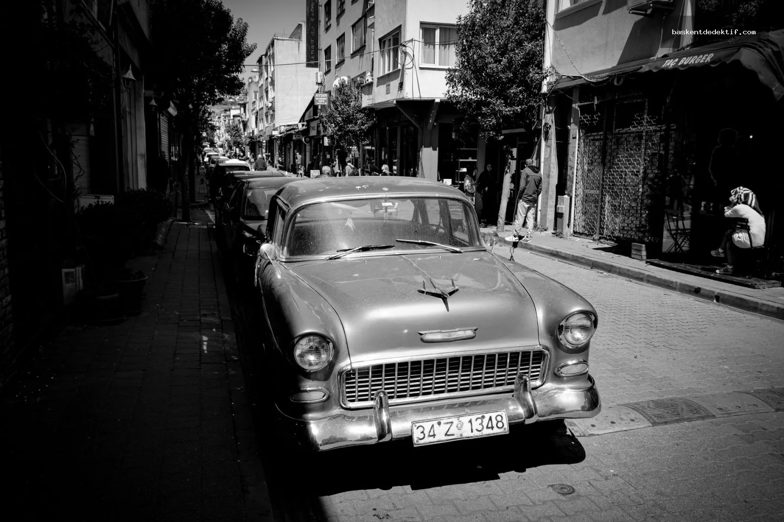 Kazımkarabekir Dedektif: Türkiye’de Güvenilir Özel Araştırmalarla Sırlarınızı Keşfedin 3 Vintage Chevrolet arabası İstanbul’un güneşli caddesinde, Kazımkarabekir Özel Dedektif için özel araç