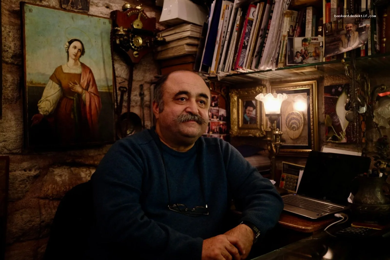 Antik mağazada coşkulu bir dedektif Kazım Karabekir’in eski kıyafetiyle gülerken sanat ve