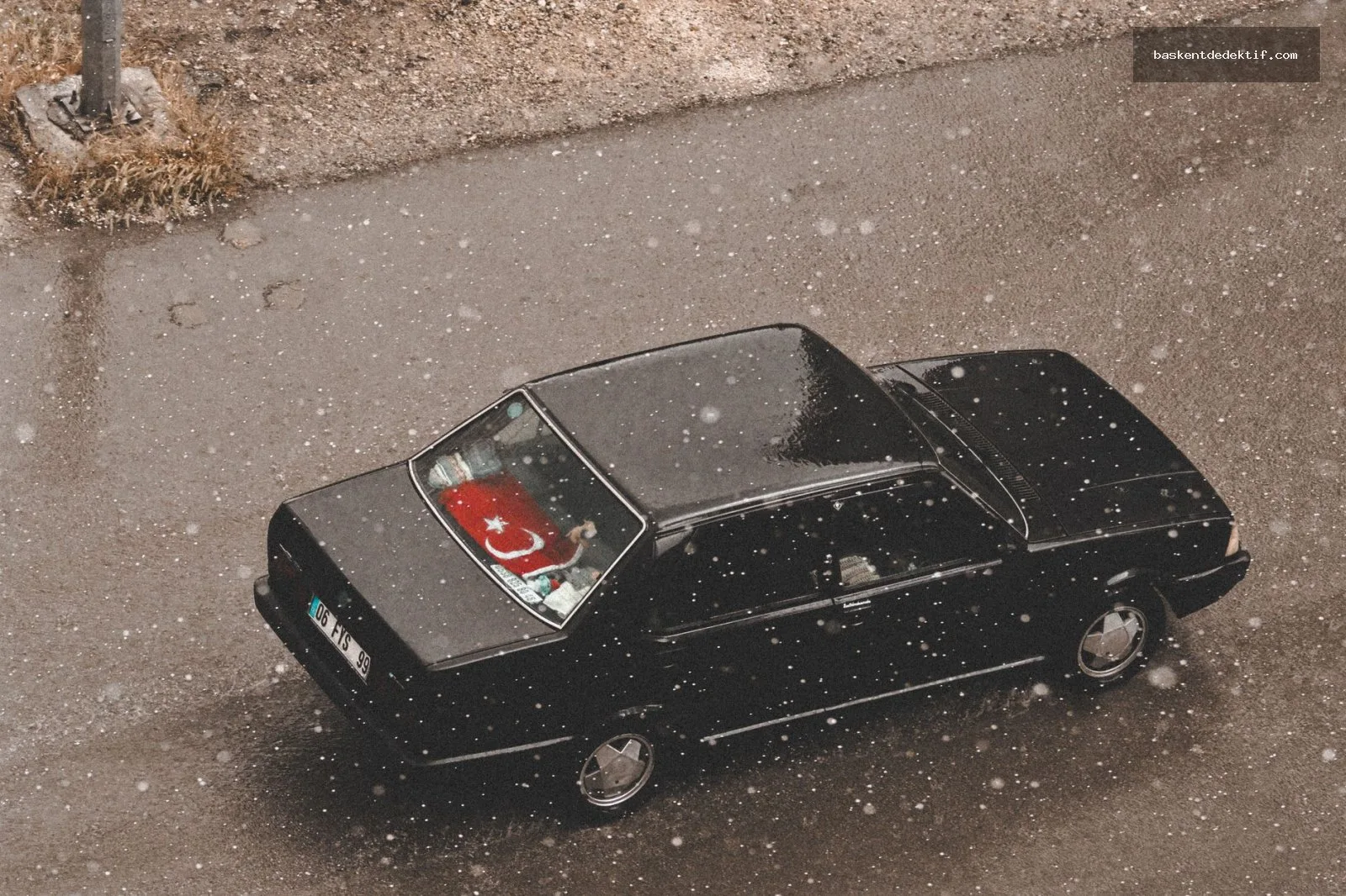 Kazımkarabekir Dedektif: Türkiye’de Güvenilir Özel Araştırmalar ve Sırları Açığa Çıkarma Yöntemleri 2 Vintage black car Ankara'da karlı yol üzerinde Ankara Türk bayrağıyla