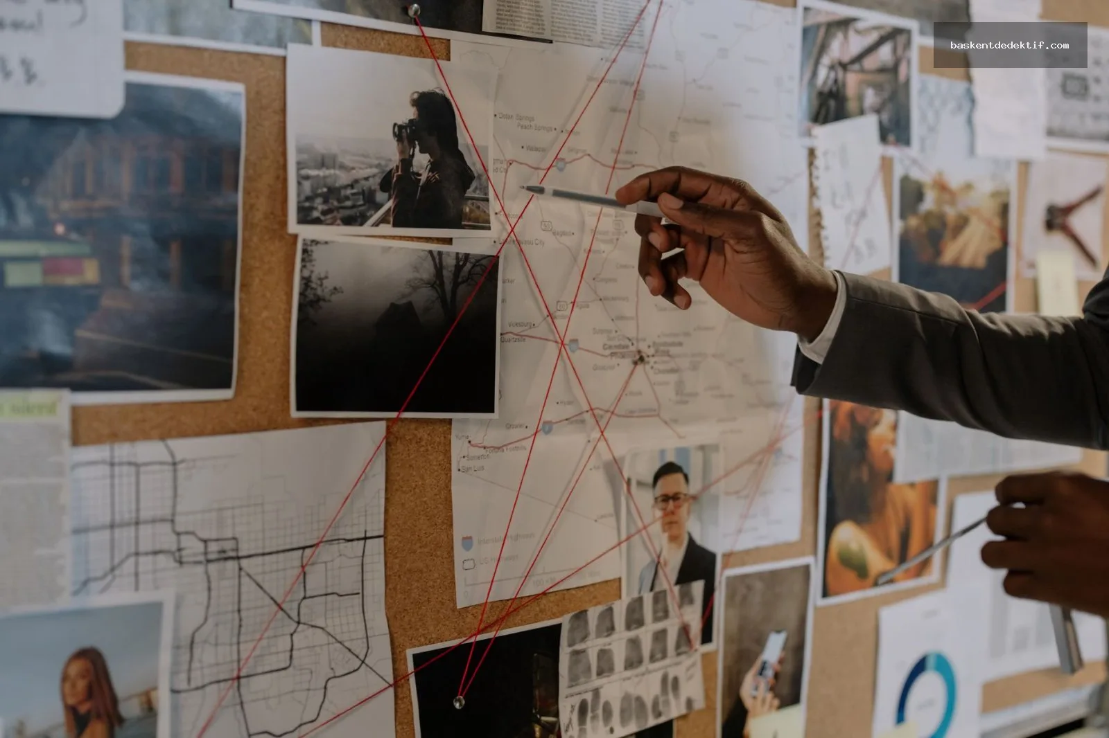 Kepez Dedektif: Antalya’nın Gizemlerini Çözme Rehberi 3 Kepez Dedektif’in Antalya gizemlerini çözürken kâğıt tahtasında haritalar ve fotoğraflar incelerken