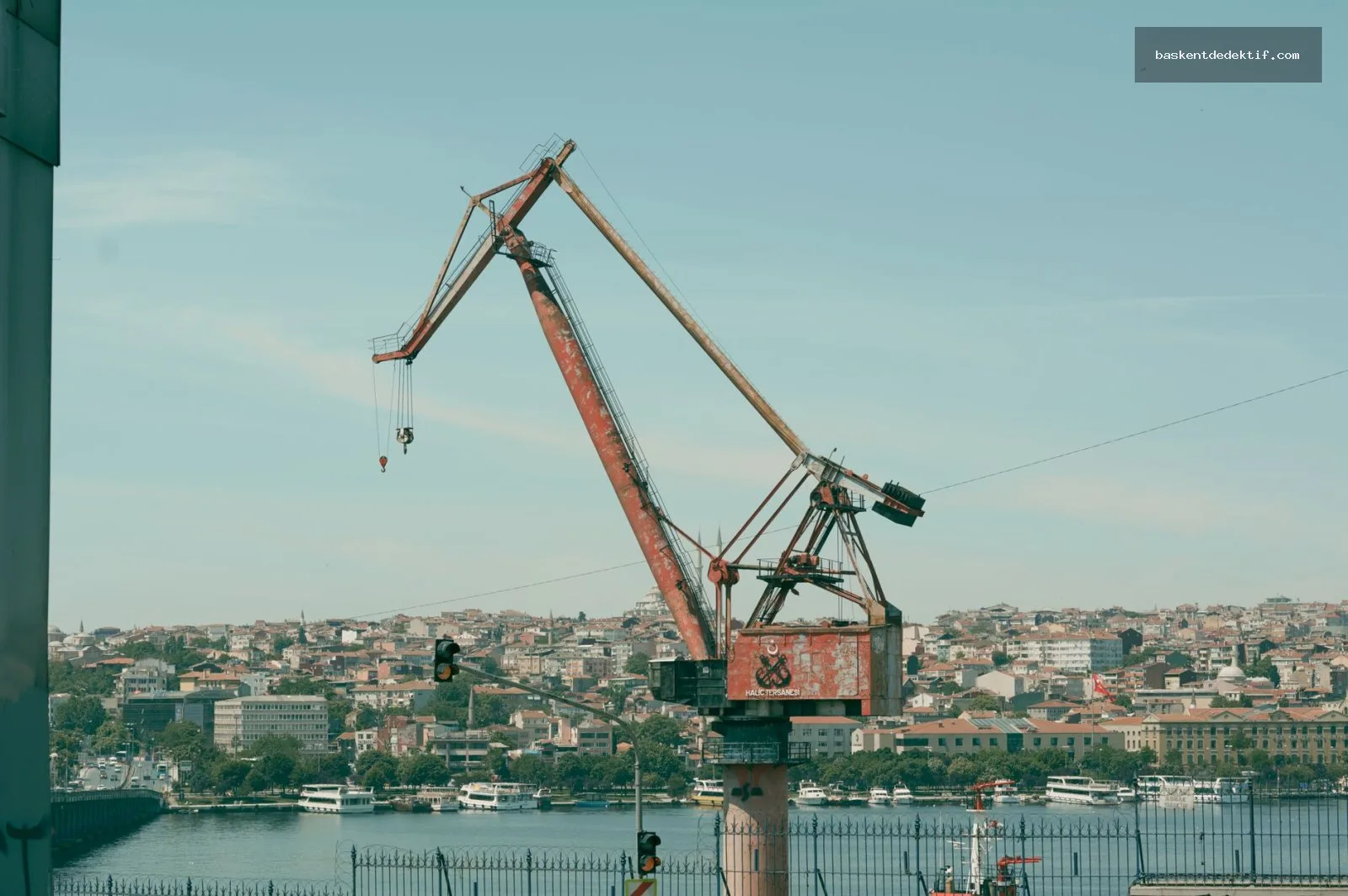 Kocaeli İzmit dedektif çalışırken yeraltı sakinleri ve modern kentsel manzarası