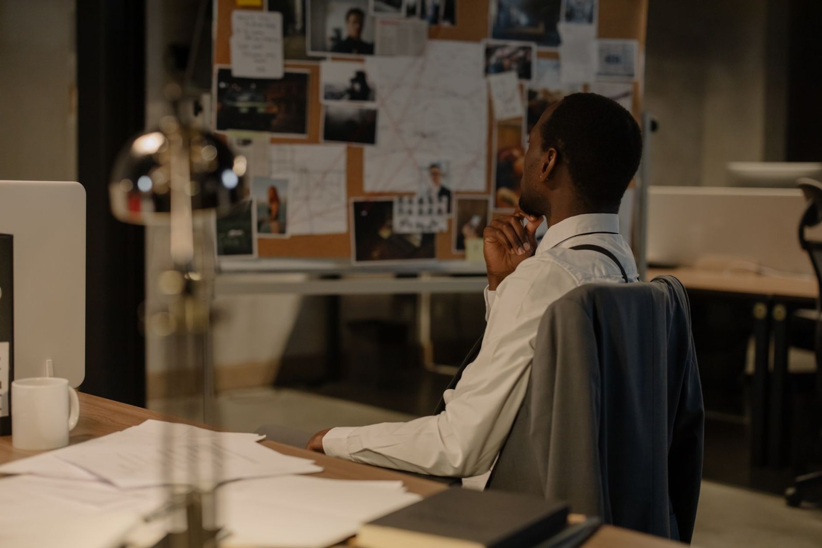 Konya özel dedektifin derin düşünceli araştırması ve gizli belgelerle çalışma odası