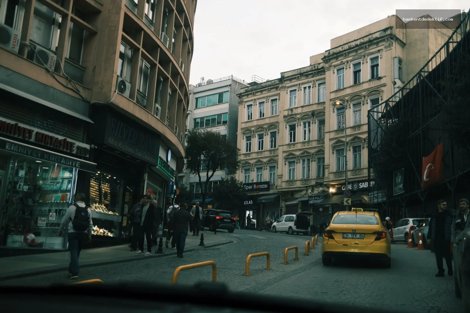 Konya Meram’ın Sırlarını Aydınlatan Özel Dedektiflik Hizmetleri: Güvenli ve Etik Araştırmalarla Şehir Gerçeklerini Keşfedin 4 Dedektif Meram Istanbul'un tarihi semtinde modern bir dedektif ve sokakta duran taksi