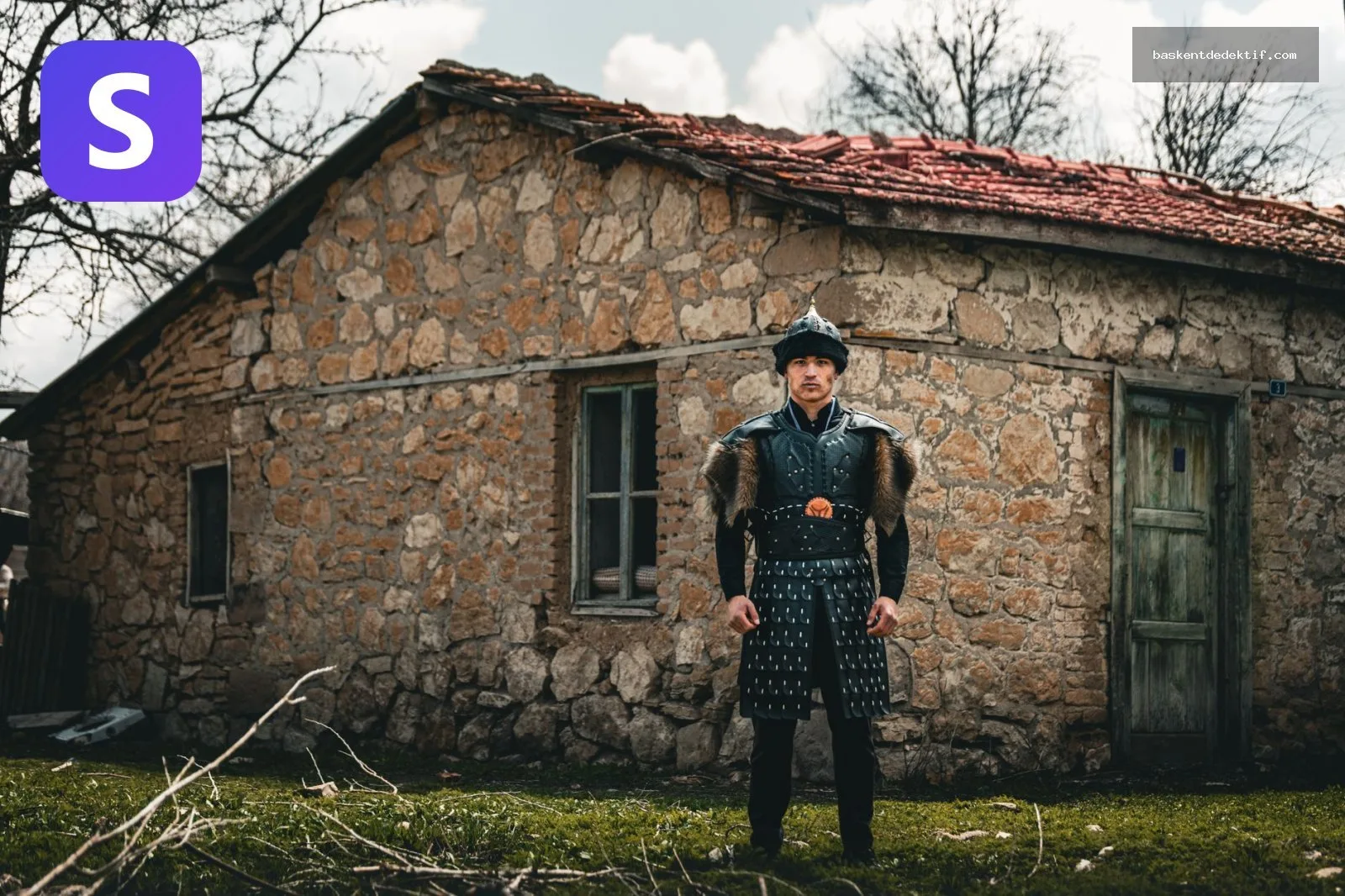 Konya Selçuklu Dedektif Desteği Öncesi Dosyanızı Nasıl Hazırlarsınız? 3 Konya taş ev önünde duran zırhlı Selçuklu Dedektif karakteri