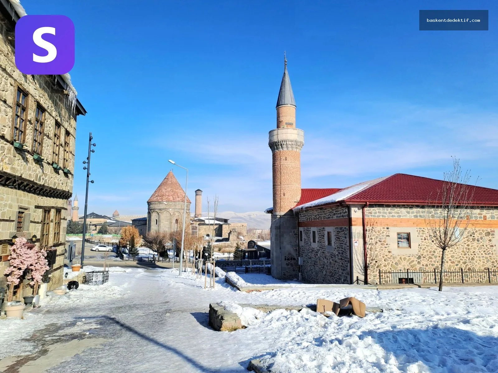 Erzurum kış manzarasında Selçuklu Özel Dedektif tarihi eserleri inceliyor