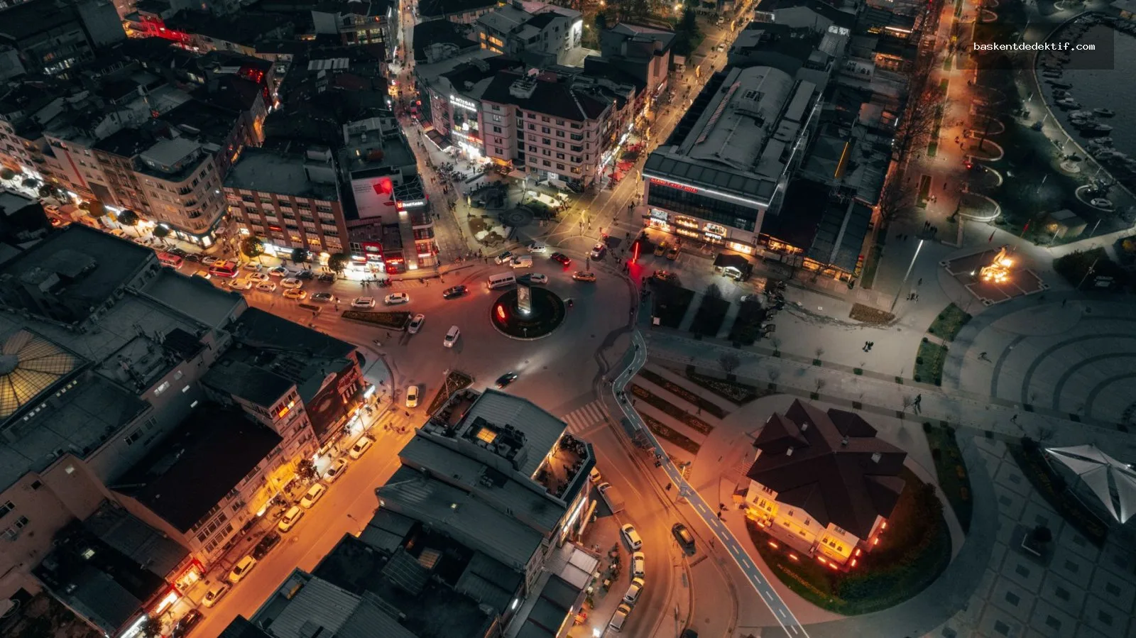 Dedektif Küçükçekmece Küçükçekmece'de gece aydınlatmalı bir şehir kavşağı