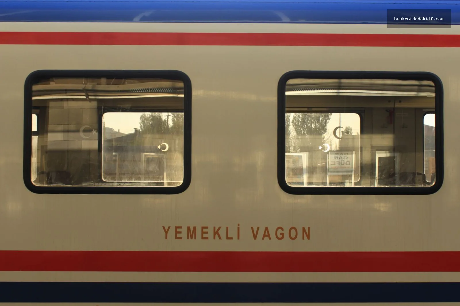 Kurtalan Dedektif Hizmetleri: Güvenilir Bilgiye Ulaşmanın Yolları 3 Kars tren yolculuğunda Dedektif Kurtalan ile keşfe çıkan manzaralı vagon