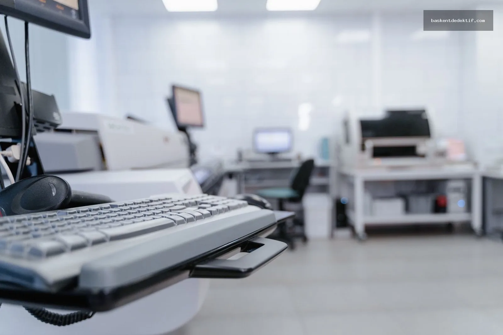 Adres Tespiti ve Kurumsal Güvenlikte Dedektiflik: Şirket Araştırmaları İçin Güçlü Araştırma Yöntemleri 2 Modern laboratuvar ortamında parlak ışık altında çalışan profesyonel bilgisayar tuşları