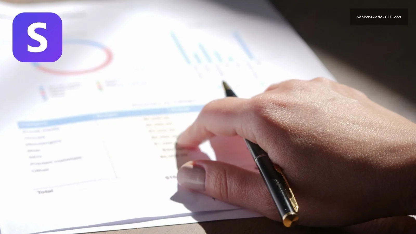 Kurumsal şirket araştırma süreçlerinde finansal verileri inceleyen bir profesyonel