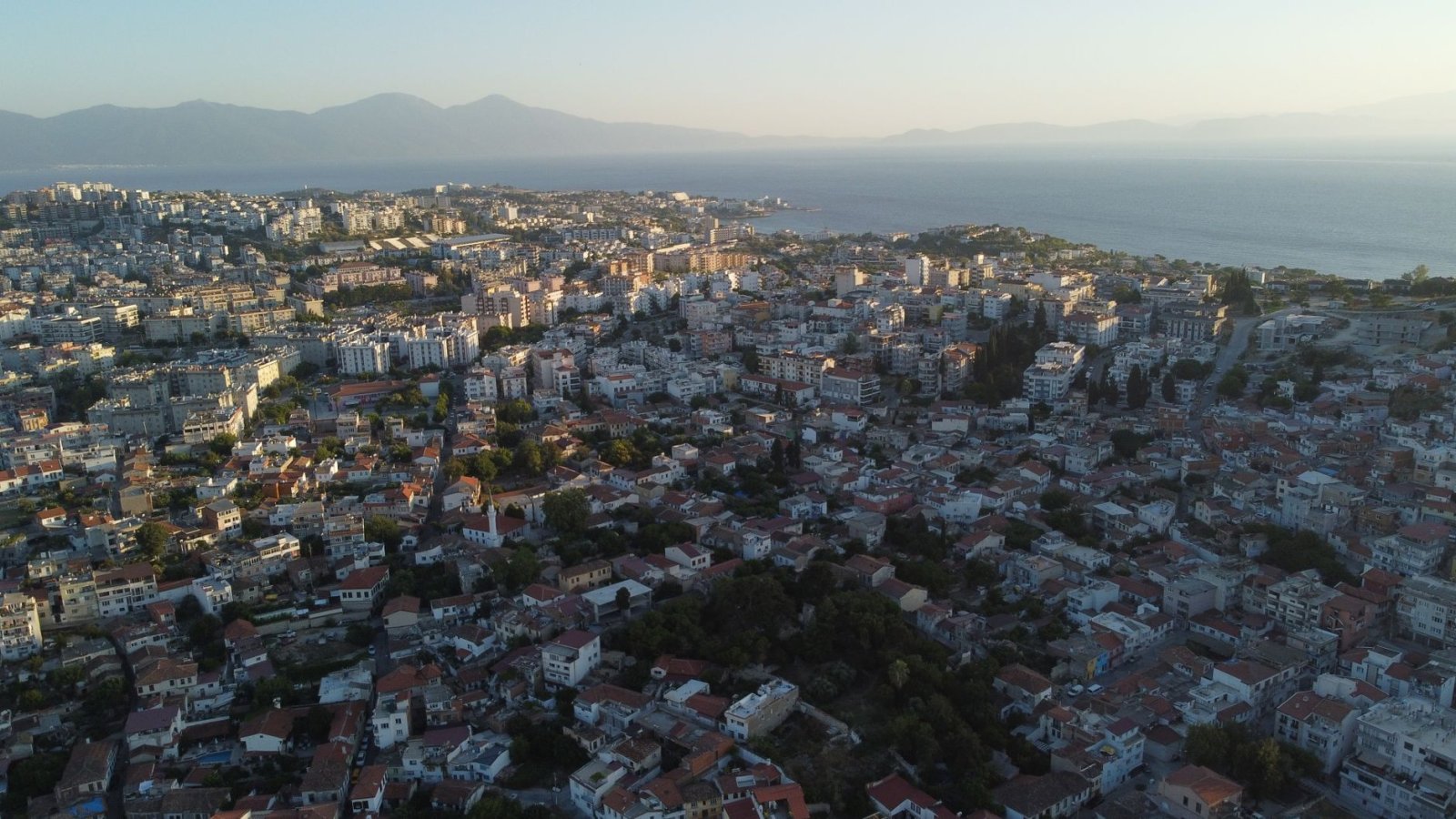 Kuşadası Dedektif: Turizm Bölgesinde Profesyonel Çözümler 4 Kuşadası'nın deniz kenarı ve dağlıklı arka planıyla harika bir hava görüntüsü