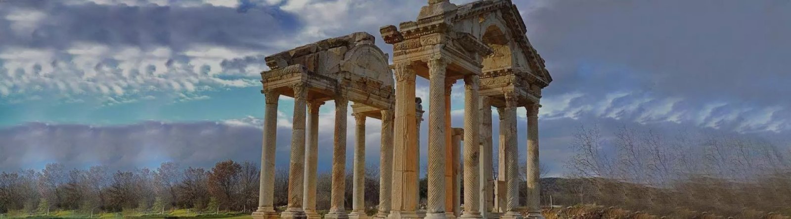 Kuşadası Dedektif: Turistik Bölgede Hukuki Sınırlar ve Güvenli Hizmet Rehberi 4 Aydın Kuşadası Dedektif'i gösteren deniz kenarı cadde