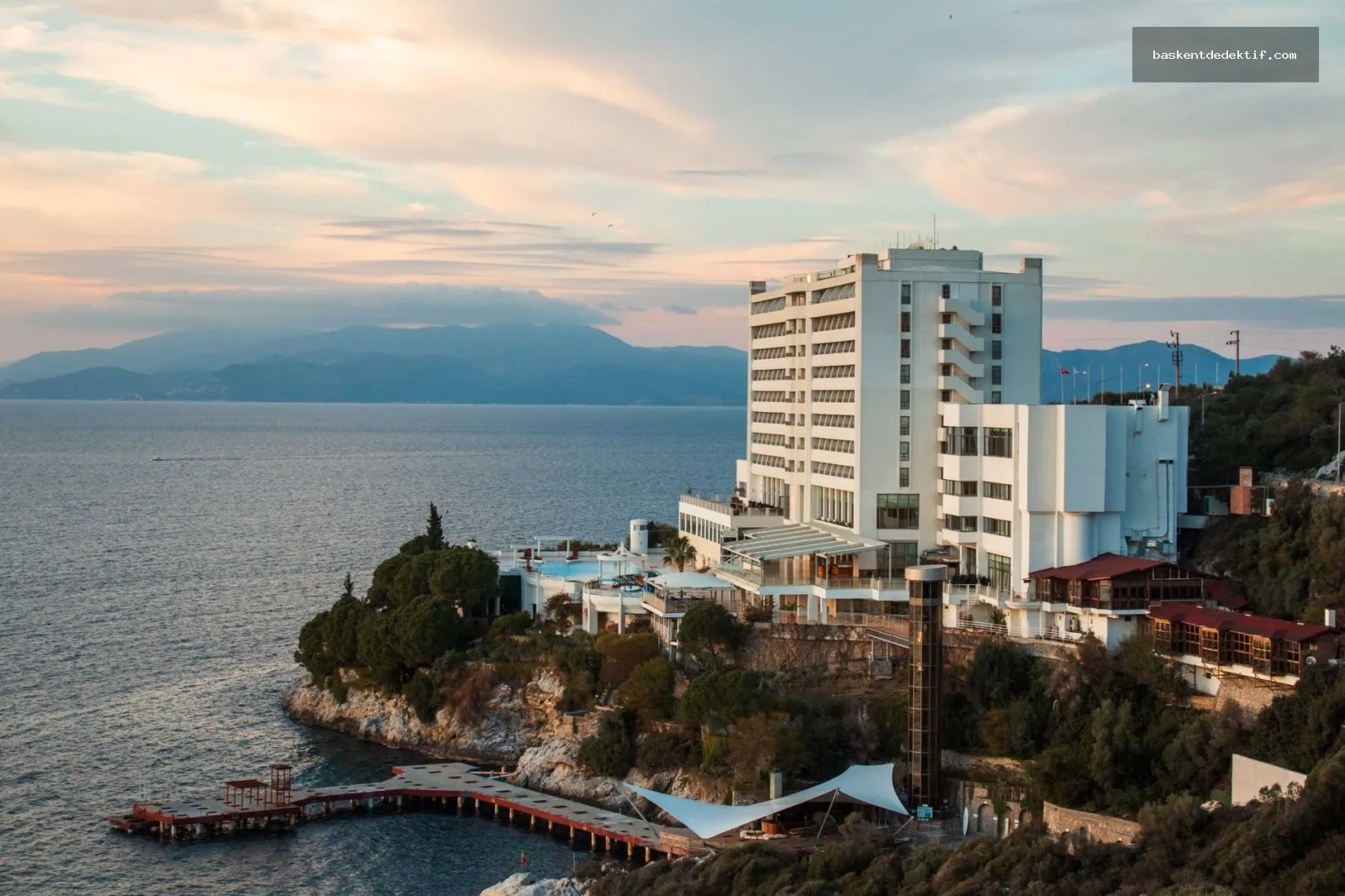 Kuşadası Özel Dedektif Kuşadası’nda gölgeyle dolu deniz kenarındaki lüks otelin güneş batışı
