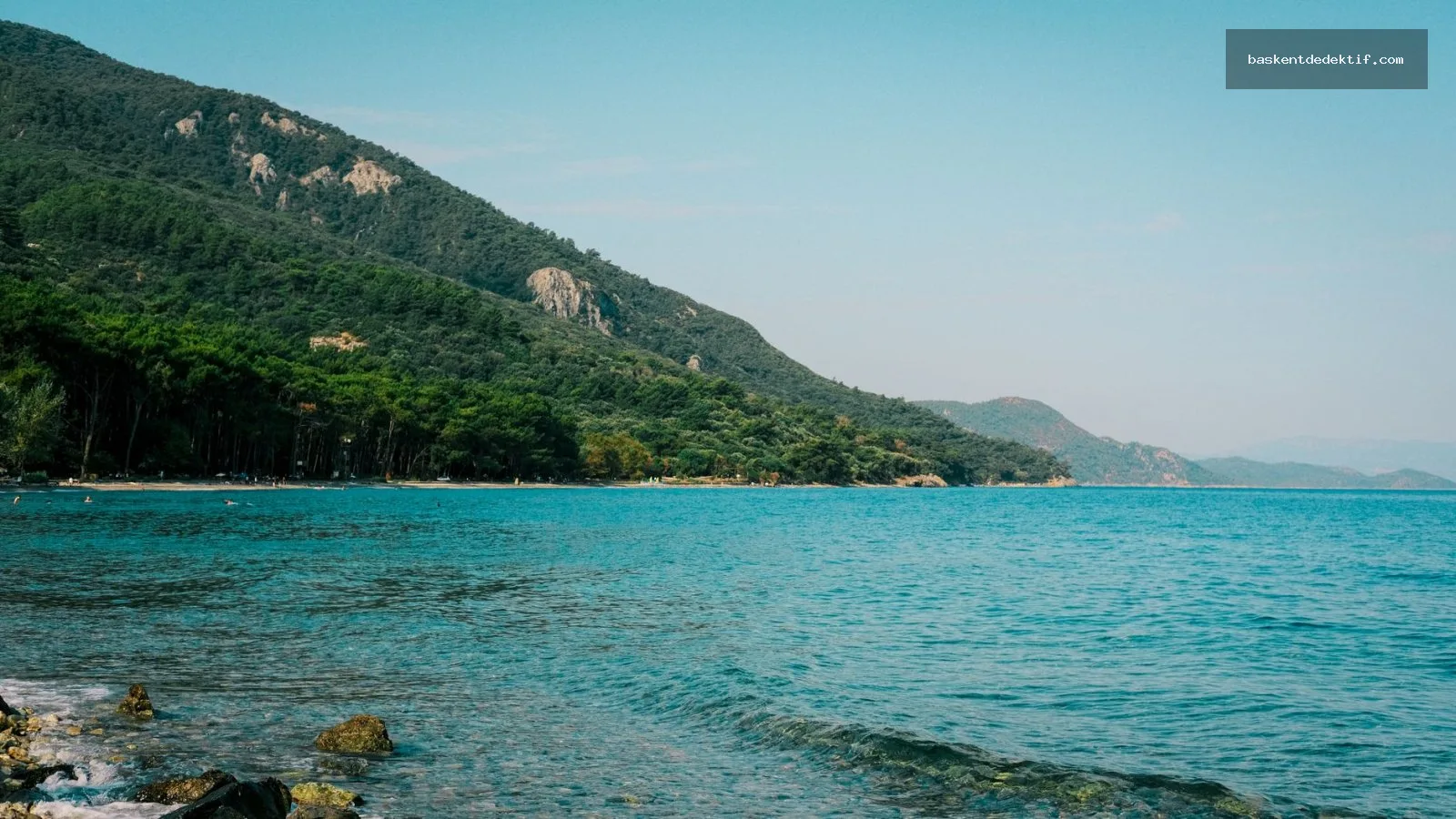 Kuşadası’nın tarihi sahil kasabası ve turkuaz denizlerle yeşil dağlar arasında gizli sırları