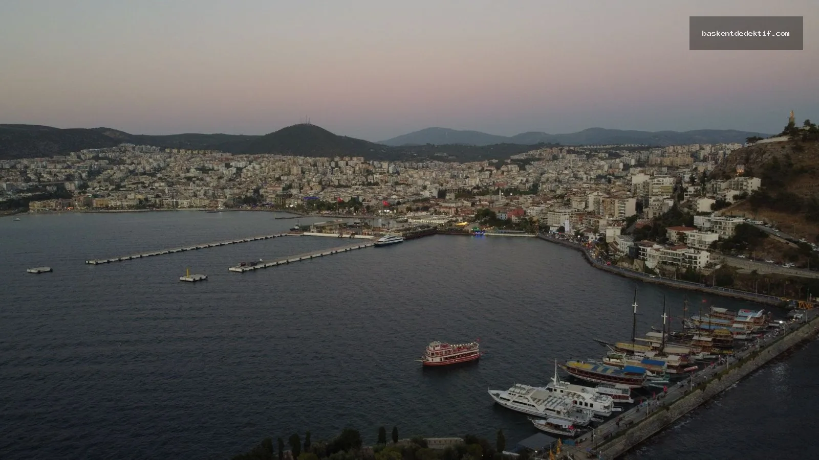 Kuşadası limanı gece yarısı parlak ışıklarla dolu deniz kenar şehri