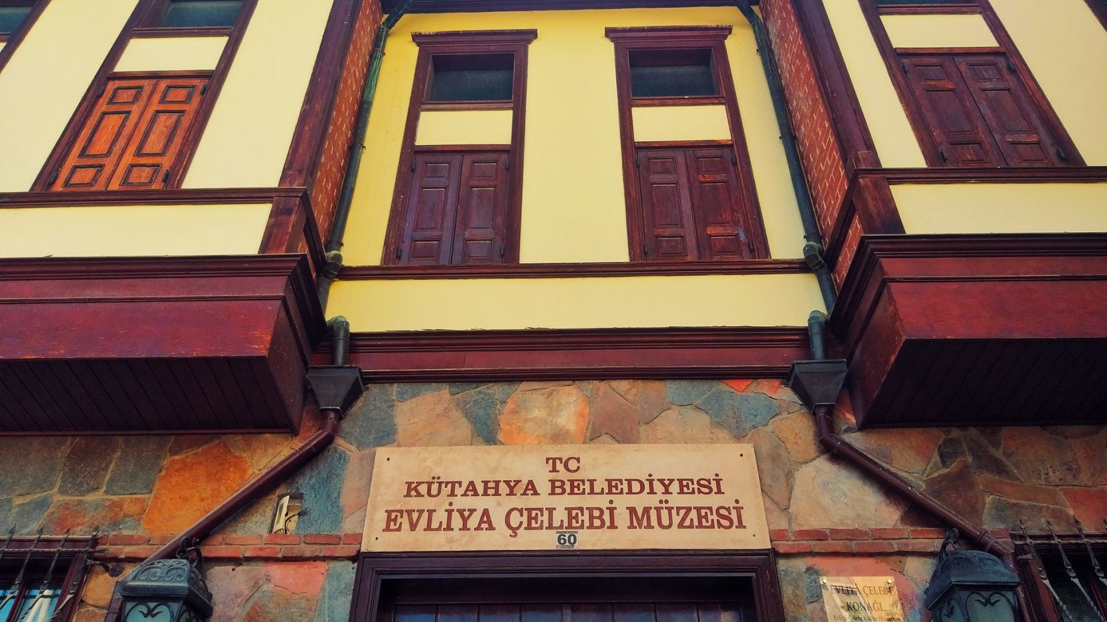 Kütahya Dedektif: Şehrin Gizli Gerçeklerini Profesyonel Araştırmalarla Keşfedin 2 Kütahya Dedektif’in tarihi sokaklarda gizli gerçeği çözüyor
