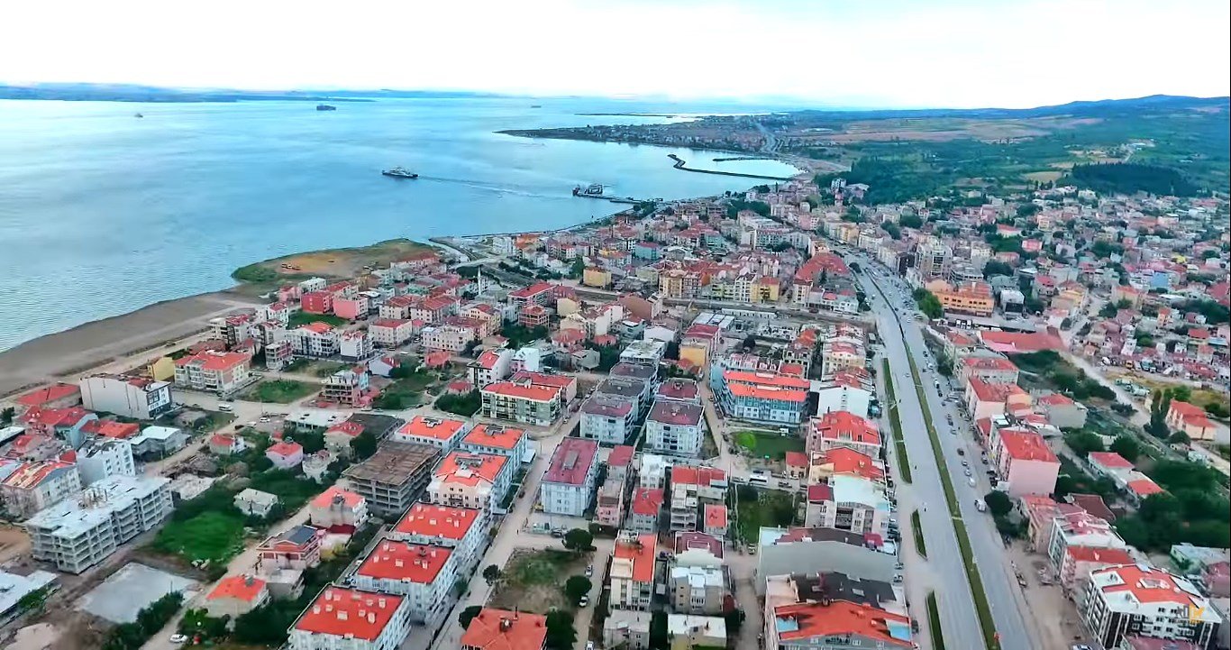 Lapseki Dedektif Rehberi: Lisans Kontrolünden Mahkeme Kullanımına Kadar Detaylı Bakış 3 Dedektif Lapseki gizemli sokaklarda inceleme yapıyor