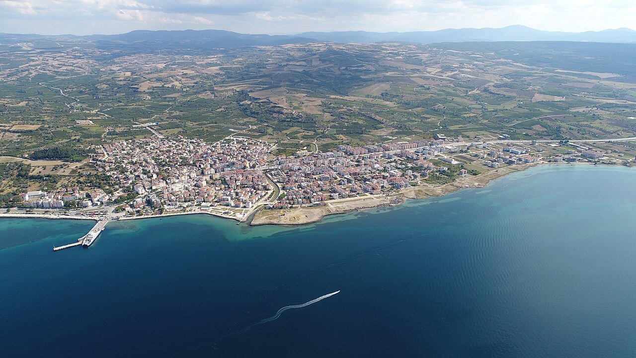 Lapseki Dedektif Rehberi: Lisans Kontrolünden Mahkeme Kullanımına Kadar Detaylı Bakış 4 Lapseki sahilinde trençkotlu Çanakkale Lapseki Dedektif