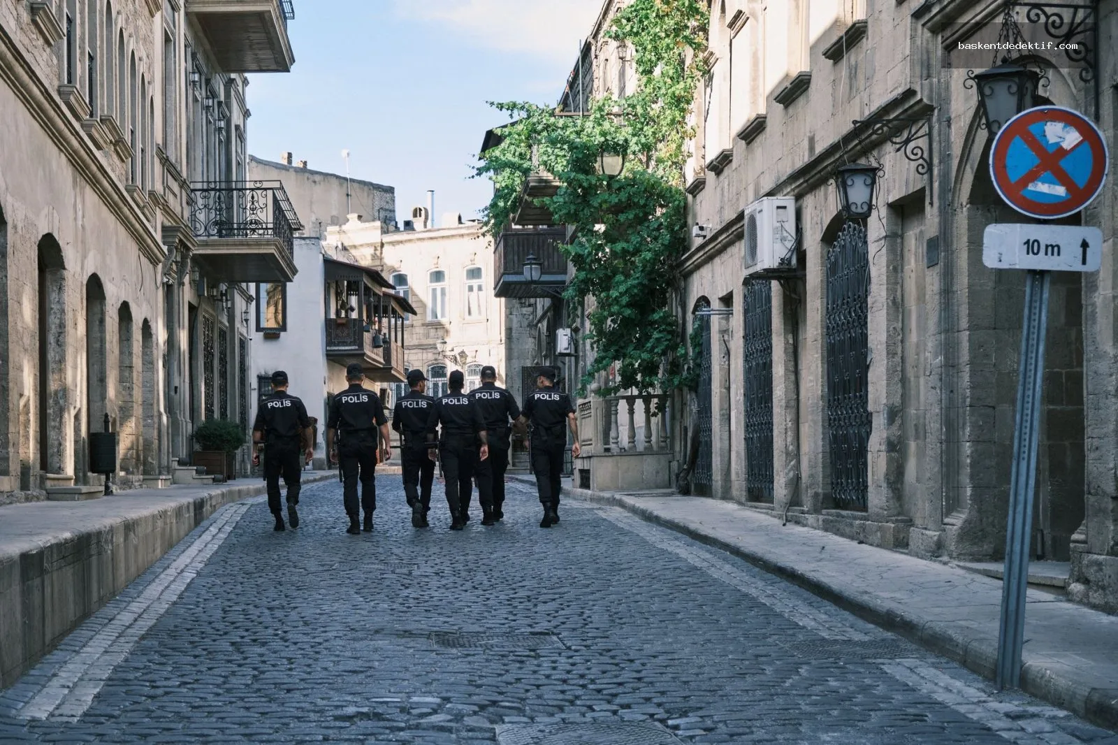Malatya Dedektif: Bölgesel Uzmanlık ve Gizli Araştırma Sanatı 3 Malatya Merkez Dedektifleri tarihi sokakta yürüyüş yapıyor