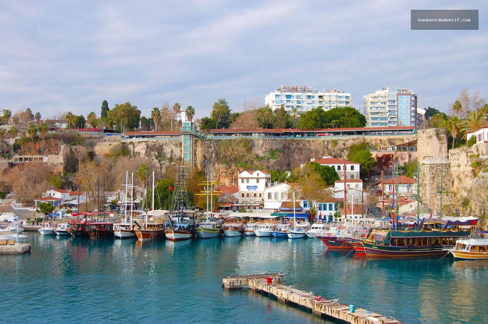 Manavgat Dedektif: Güvenilir Çözümler ve Profesyonel Araştırma Yöntemleri 3 Antalya Manavgat dedektif kıyıda çözümlemek için deniz kenarında dururken