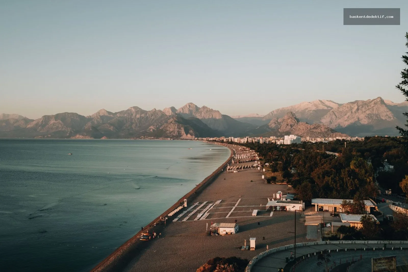 Antalya Manavgat Dedektif'in deniz kenarında sabah güneşi altında çalışan detektif portreleri