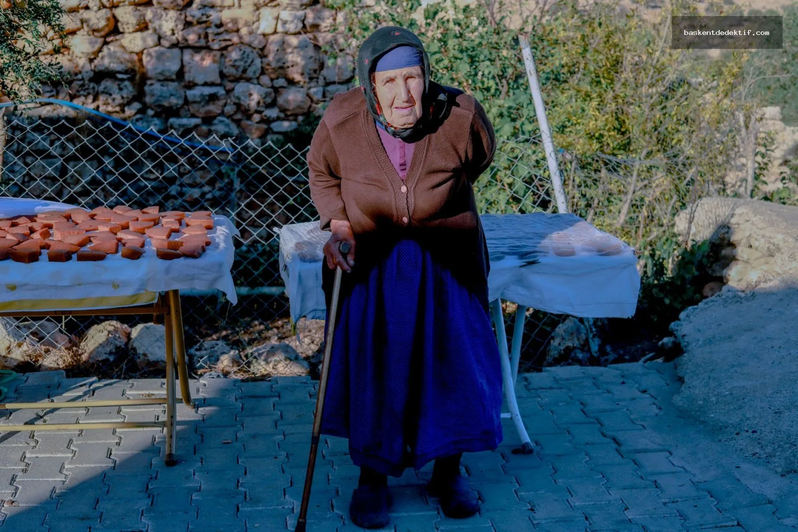 Mardin’de Sırlarınızı Keşfetmek İçin En Güçlü Özel Dedektif Hizmetleri: Şehrin Gizemlerini Güvenli Araştırmalarla Aydınlatın 2 Mardin’de geceleri gizemli bir dedektif traditional Türk kıyafetinde crime scene’i inceleyen